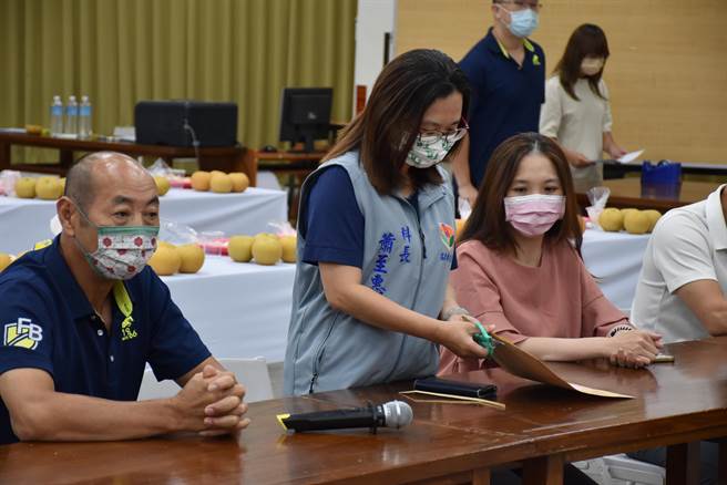 苗栗县2022年秋黄梨评鑑比赛，20日上午在头份市农会举行，县府农业处农务科长萧至惠拆阅密封号码对照表。（谢明俊摄）