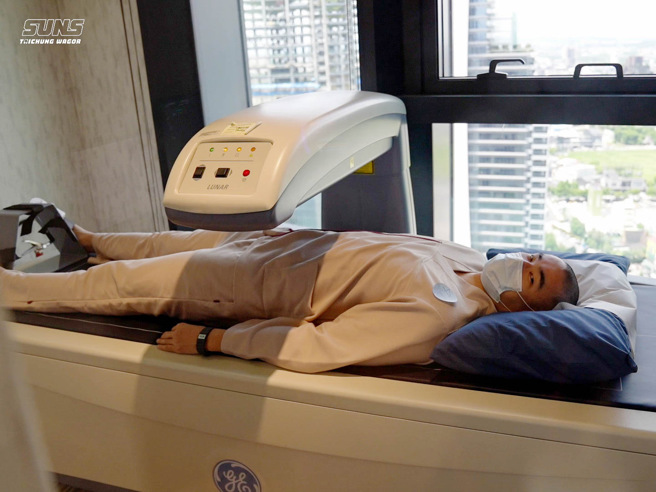 孫思堯量測骨質密度。（葳格太陽提供）