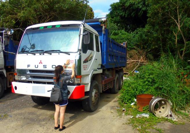 嘉义县某工程行业者余姓男子3年来积欠税及罚锾等款项未缴，法务部行政执行署嘉义分署日前发现其砂石车停放在大林镇某处空地，派员前往查封，并拖吊至保管场，余男获知后随即筹钱先缴纳新台币40万元，余款办理分期。（图/ 中央社）