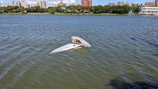 高雄市左营区莲池潭20日下午传出溺水意外，一名孩童被救起后送海总医院急救。至于上风帆船教练课的教练目前失踪，消防局人员正在找寻中。（翻摄照片／林瑞益高雄传真）