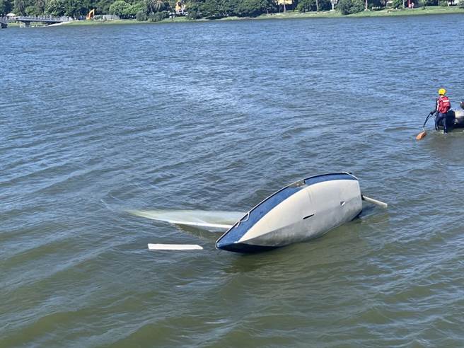 高雄市左营区莲池潭20日下午传出溺水意外，一名孩童被救起后送海总医院急救。至于上风帆船教练课的教练目前失踪，消防局人员正在找寻中。（翻摄照片／林瑞益高雄传真）