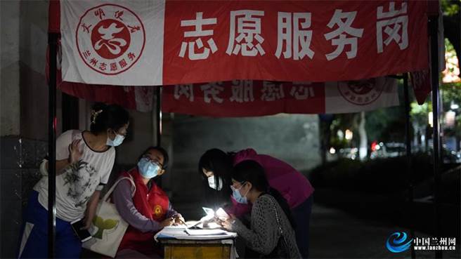 甘肅本輪疫情逾1300例，省一把手：最短時間社會面清零見底。圖為蘭州榆中縣一個志願服務隊。（中國蘭州網）