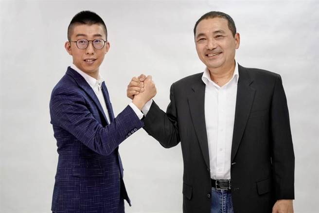新北市长侯友宜与前部属、三重芦洲区议员参选人吴训孝合拍选举定装照。（吴训孝提供）