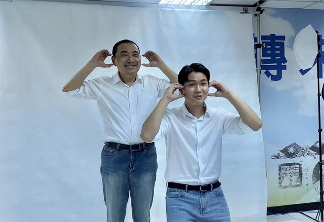 土树三莺议员参选人吕家恺与新北市长侯友宜合拍选举定装照，加入不同种爱心的元素。（吕家恺提供）