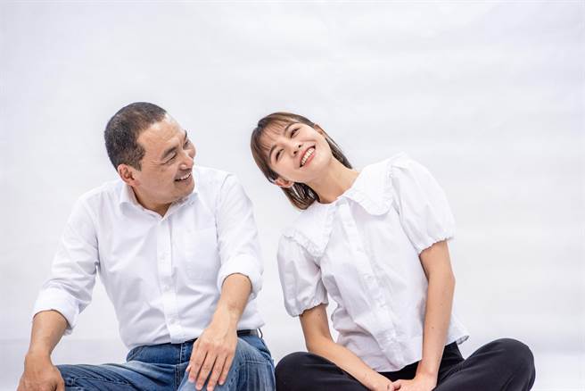 新庄区议员参选人戴湘仪设计电影《当男人恋爱时》的情景，让新北市长侯友宜变身男主角邱泽霸气演出。（戴湘仪提供）