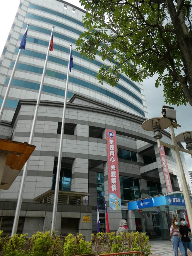 国民党主席朱立伦两岸路线遭质疑，朱今天在中常会重申，国民党连结国际，并一贯秉持「亲美、友日、和中」路线，也一贯希望两岸能够持续对话、交流，保持两岸和平。（周志豪摄）