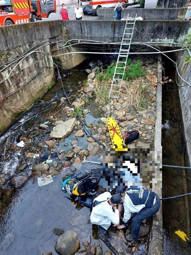 消防人員到場救援。（翻攝照片／李京昇苗栗傳真）