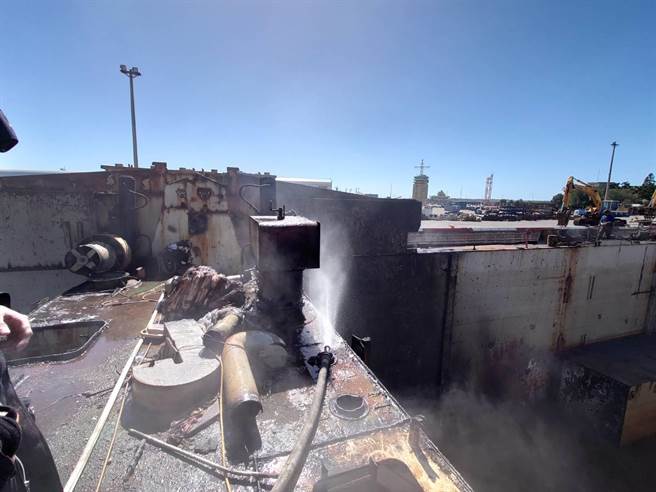 巴拿马籍搁浅货轮进行切割拆解，疑烧焊作业时不慎引发火灾。（台中港务消防队提供）