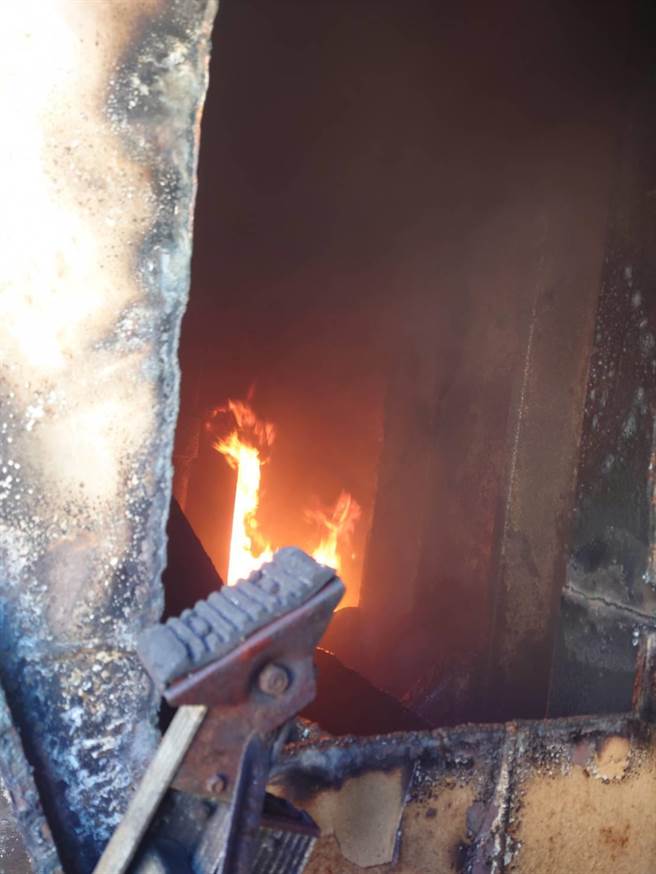 巴拿马籍搁浅货轮进行切割拆解，疑烧焊作业时不慎引发火灾。（台中港务消防队提供）