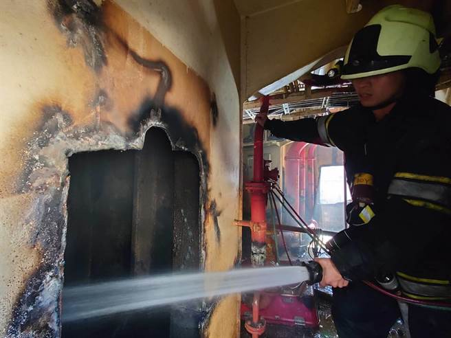 台中港务消防队获报出动8车16人前往，火势于12分钟内控制，现场幸无人员受伤。（台中港务消防队提供）