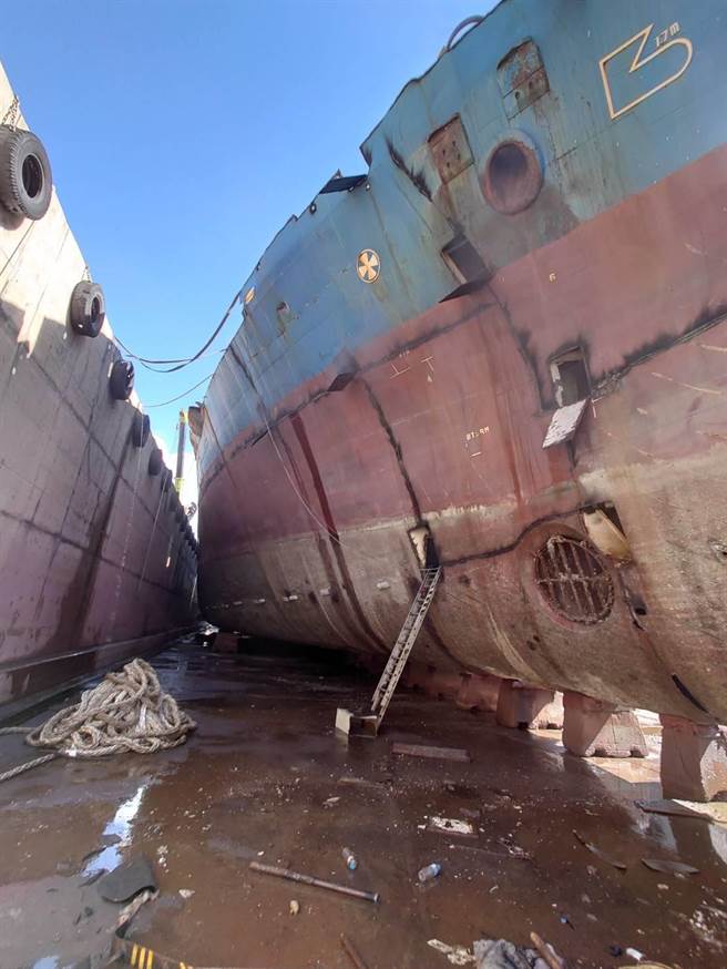 台中港务消防队获报出动8车16人前往，火势于12分钟内控制，现场幸无人员受伤。（台中港务消防队提供）