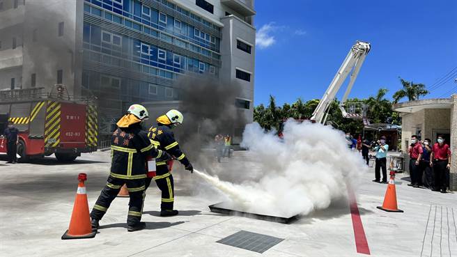 南市府消防局第二大队官田分队20日结合辖内厂商工丰企业在厂区办理自主防灾演练。（张毓翎摄）