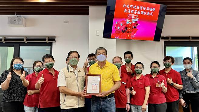 市府消防局长李明峯（左四）到场观摩，并感谢企业主的支持，让6名员工加入企业义消行列。（张毓翎摄）