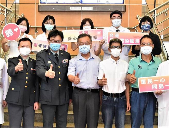 澎湖县长赖峰伟20日上午参加三总澎湖分院行程时，身心状况都显得相当良好，并无异样。（澎湖县政府提供）