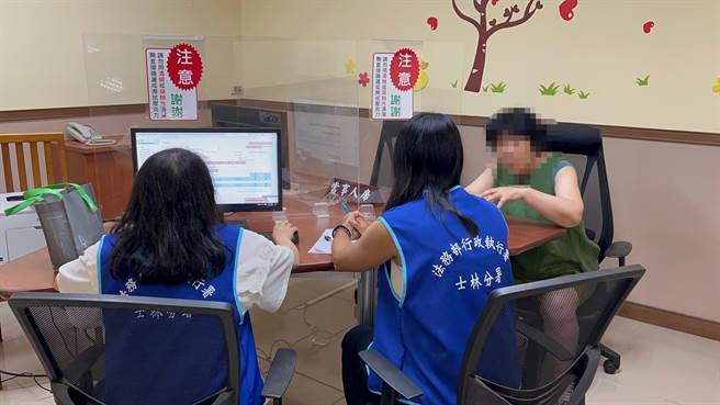 积欠税款的李姓民眾妻子到场听闻丈夫恐遭管收，立刻捧来现金又变卖超跑救出丈夫免于牢狱之灾。（翻摄画面）