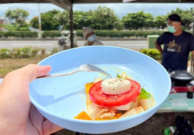 台東縣環保局23日舉辦「減廢生活節」只要自備環保餐具，即可兌換TT Push金幣。（台東縣政府提供）