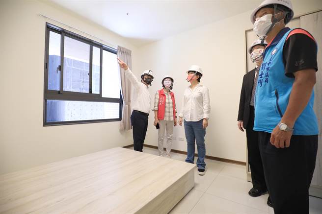 台中市长卢秀燕(左三)视察建功1号好宅，了解好宅空间设计及规画。(林欣仪摄)
