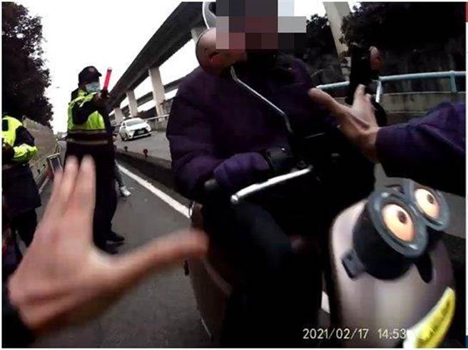 洪姓男子企圖衝撞路檢點，造成員警手腕受傷。(翻攝照片／林郁平台北傳真）
