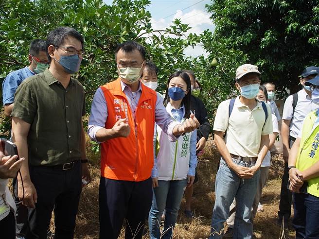 農委會主委陳吉仲（左二）到雲林縣會勘農損，強調雞蛋供應量足夠，價格由市場機制決定。（張朝欣攝）
