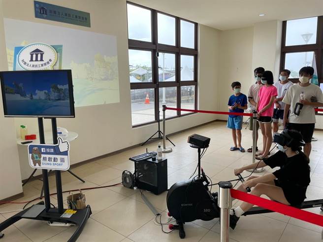 東港大鵬灣國際休閒特區以「水上嘉年華」方式強勢回歸，當中限定元宇宙版「VR體感獨木舟」掀起熱議，鵬管處提醒僅剩23、24日可免費玩。（謝佳潾攝）