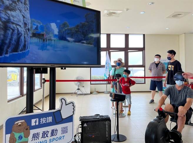 東港大鵬灣國際休閒特區以「水上嘉年華」方式強勢回歸，當中限定元宇宙版「VR體感獨木舟」掀起熱議，鵬管處提醒僅剩23、24日可免費玩。（謝佳潾攝）