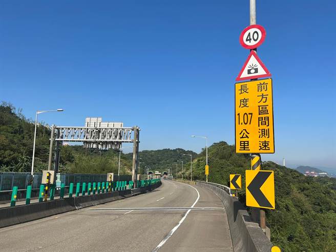 台62甲快速道路隧道爬坡路段時常有車輛行經，下方豐稔街住戶長期受行車噪音之苦。（基隆市警局提供／陳彩玲基隆傳真）