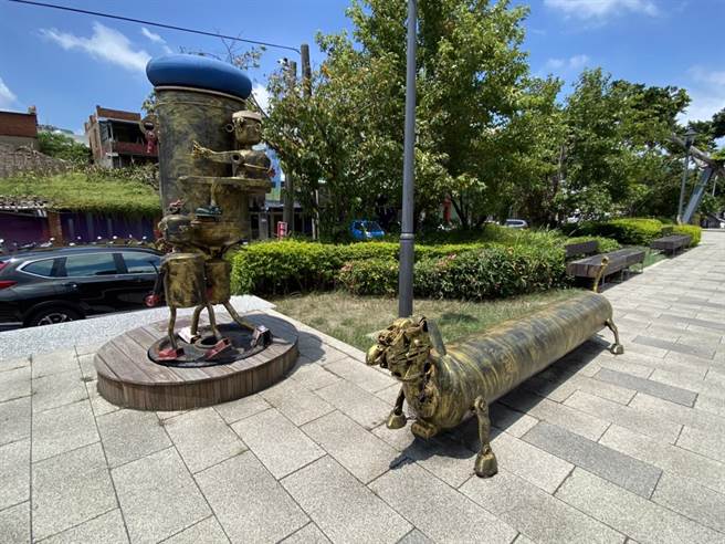 台铁局台北机厂员工叶时进与龙盛钰，利用报废火车零件，组装出萌系「腊肠狗」。（文化局提供／蔡明亘桃园传真）