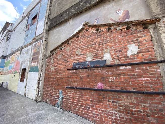 艺术创作者张惠兰与东海大学团队在墙上设计出「富冈日常」。（文化局提供／蔡明亘桃园传真）