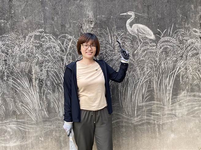 艺术家叶佩如以钢刷在老旧墙面上刻刮出「流金穗月」。（文化局提供／蔡明亘桃园传真）