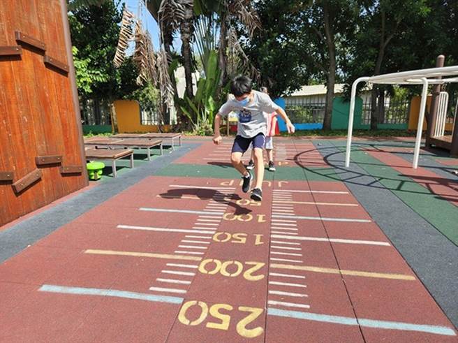 嘉義市暑期特教專班讓孩子做體能活動。（嘉義市教育處提供／廖素慧嘉市傳真）