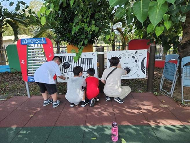 嘉義市暑期特教專班讓孩子做藝文創作活動。（嘉義市教育處提供／廖素慧嘉市傳真）