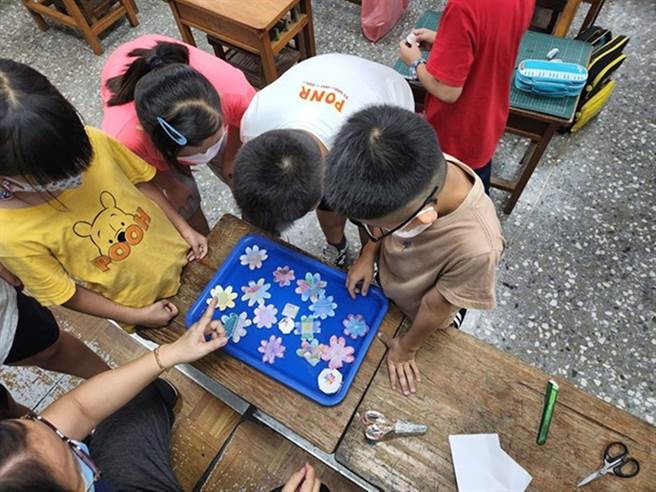 嘉義市暑期特教專班讓孩子玩遊戲益智。（嘉義市教育處提供／廖素慧嘉市傳真）