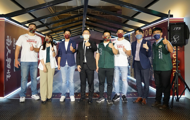 T1聯盟台南台鋼獵鷹隊長龍弘元（左一）、總經理錢韋成（左三）、後衛李漢昇（右三）邀請球迷參觀「台鋼獵鷹元年特展x南人韌性」。（台鋼獵鷹提供）