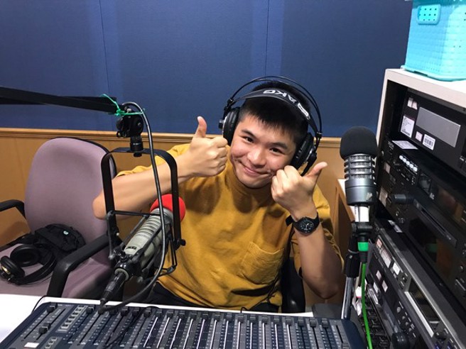 担任实习臺长的广电系大四学生刘轩佑表示，进入电臺实习后，他快速累积丰富实务经验，让他感到美梦成真。(照片/世新大学提供)