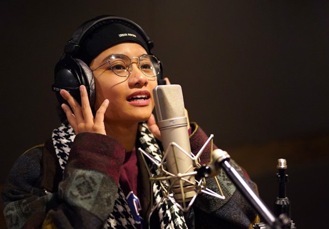 数媒系学生杜卉颖凭藉好歌声，勇夺才艺大赏歌唱组冠军，获得在校录制个人单曲的圆梦机会。(照片/世新大学提供)