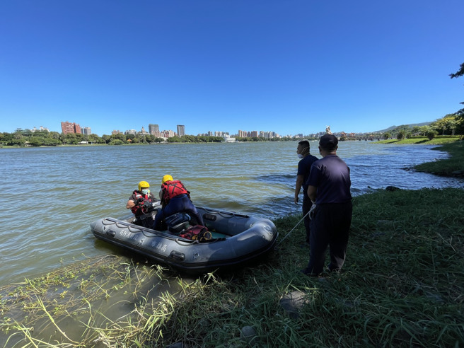 高雄市左营区莲池潭20日下午传出溺水意外，一名孩童被救起后送海总医院急救。至于上风帆船教练课的教练目前失踪，消防局人员正在找寻中。（图／林瑞益翻摄）