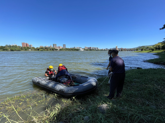 高雄市左营区莲池潭20日下午传出溺水意外，一名孩童被救起后送海总医院急救。至于上风帆船教练课的教练目前失踪，消防局人员正在找寻中。（图／林瑞益翻摄）