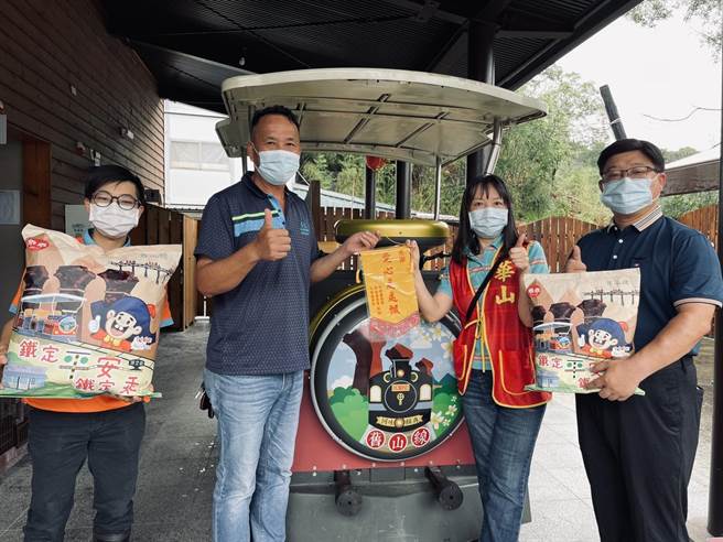 苗栗縣三義鄉舊山線鐵道自行車業者送鐵道限定包乖乖給華山基金會孤老。（華山基金會提供／謝明俊苗栗傳真）