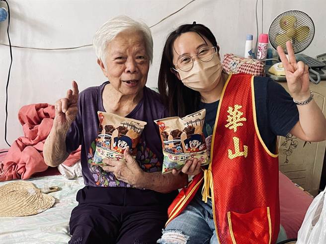 苗栗縣三義鄉舊山線鐵道自行車業者送鐵道限定包乖乖給華山基金會孤老。（華山基金會提供／謝明俊苗栗傳真）