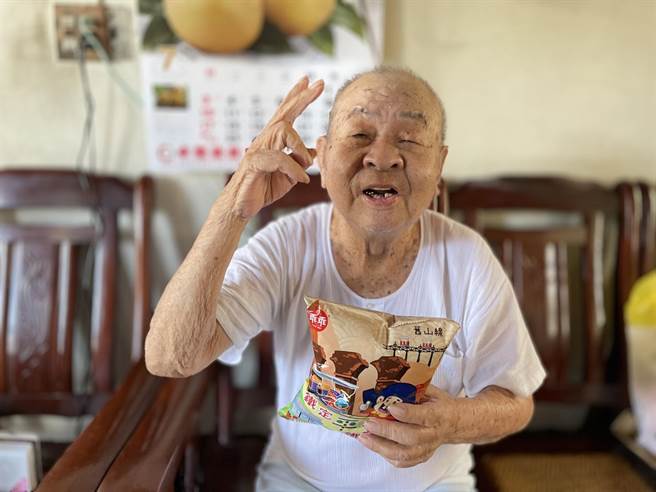 苗栗縣三義鄉舊山線鐵道自行車業者送鐵道限定包乖乖給華山基金會孤老。（華山基金會提供／謝明俊苗栗傳真）