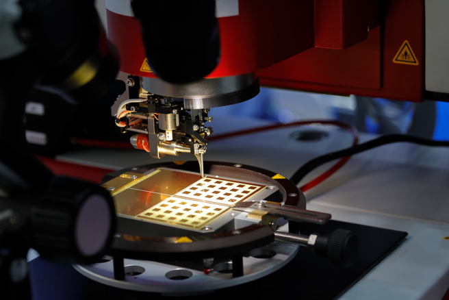 分析师认为，俄乌占晶片制造关键气体供应超过一半以上，晶片短缺问题仍未解。（示意图／达志影像）