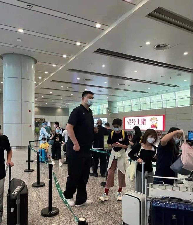 姚沁蕾12岁身高目测有180公分。(图／取自微博)