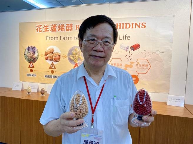 嘉大前校長邱義源發表「花生蘆烯醇」，利於抑制攝護腺腫大。（廖素慧攝）