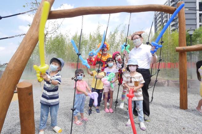 新竹縣芎林鄉公四特色公園將在23日啟用，縣長楊文科（右）20日前往視察表示，公園內設置水霧設施，讓孩子可在夏日涼爽玩耍。（圖/ 中央社）