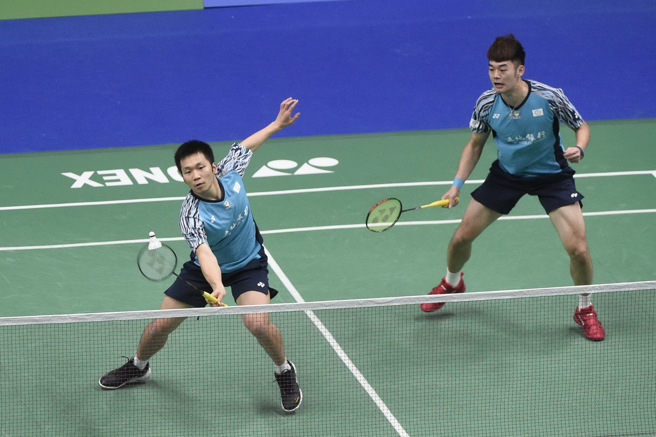 李洋（左）、王齐麟在台北羽球公开赛惊险闯过头关。（杜宜谙摄）