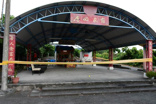 社头百姓公庙前高悬「有求必应」，一群棋友玩象棋玩到爆发枪击案。（田中警分局提供／吴敏菁彰化传真）