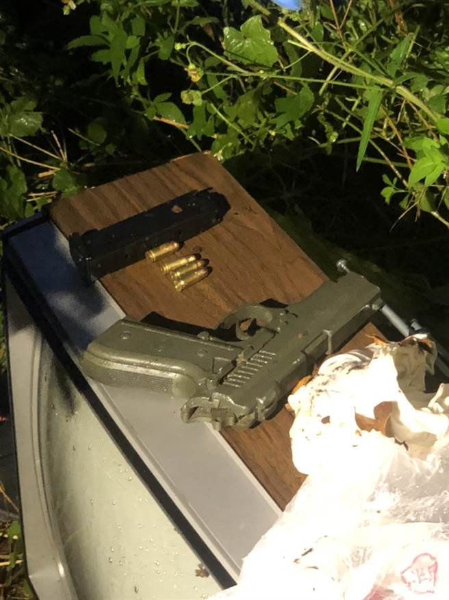 社头百姓公庙前高悬「有求必应」，一群棋友玩象棋玩到爆发枪击案，警方起获枪枝1支及子弹4颗。（田中警分局提供／吴敏菁彰化传真）