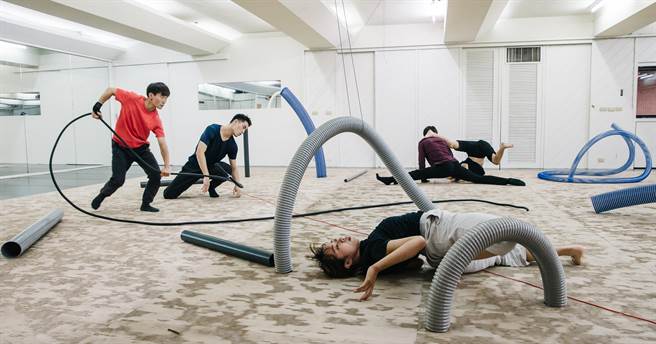 《异托邦喧哗．沉默不再》舞台上可以看见大片的瓦楞纸、弯曲的水管、直立的水管和细长的线，铺陈了一个特殊的世界，舞者就与这些物件共舞，穿梭其中，像是从一个世界钻进另外一个世界。（郭吉铨摄）