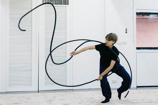 「物件女王」西班牙编舞家玛芮娜‧麦斯卡利，擅长将她关注的议题，化为具有生命力的物件，透过活灵活现的探索与发展，创造出引人入胜的总结。（郭吉铨摄）