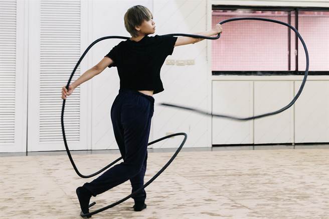 《异托邦喧哗．沉默不再》意欲让一向在空间中自由呼吸的舞者，以前所未「闻」的独特声响，将反乌托邦的末日科幻小说《播种者的寓言》（Parable of the Sower），揉成一个新世界的奇境。（郭吉铨摄）